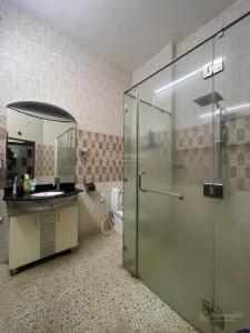 Bán nhà gần Nguyễn Thái Sơn, DT (10 x 12), Đường 24 m, Quận 12, hơn 10 tỷ.