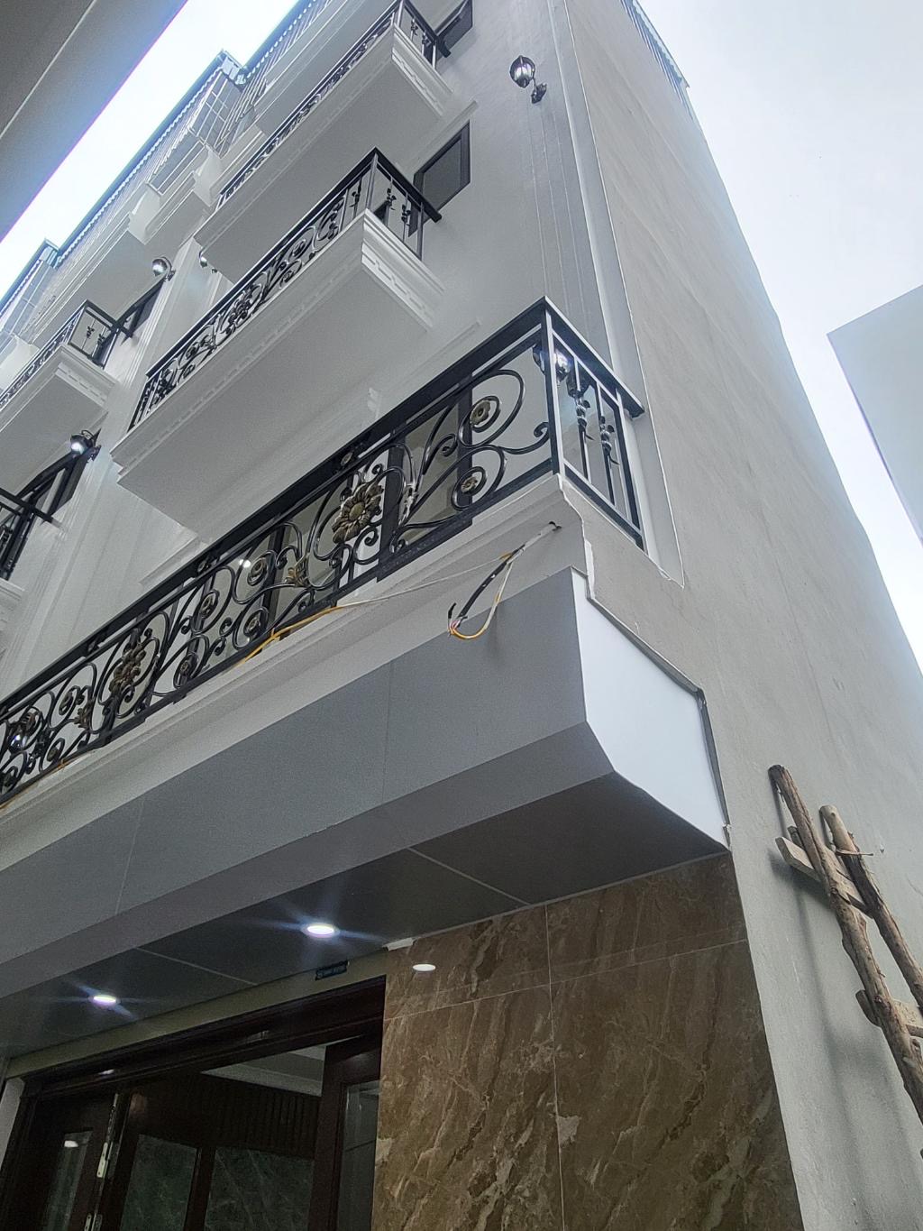 NHÀ ĐẤT THẠCH BÀN - LONG BIÊN MỚI XÂY CẦN BÁN
