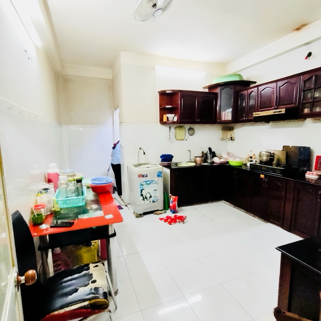 Nhà bán bình trị đông