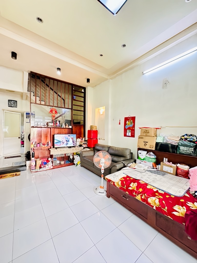 Nhà bán bình trị đông