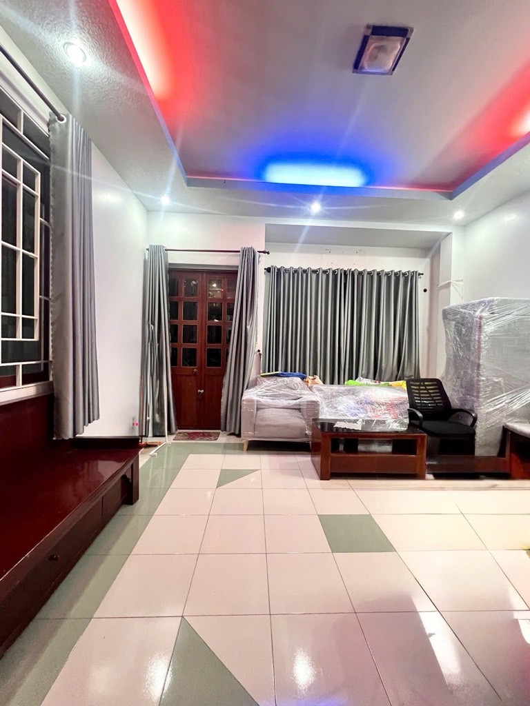 Nhà bán tân tạo