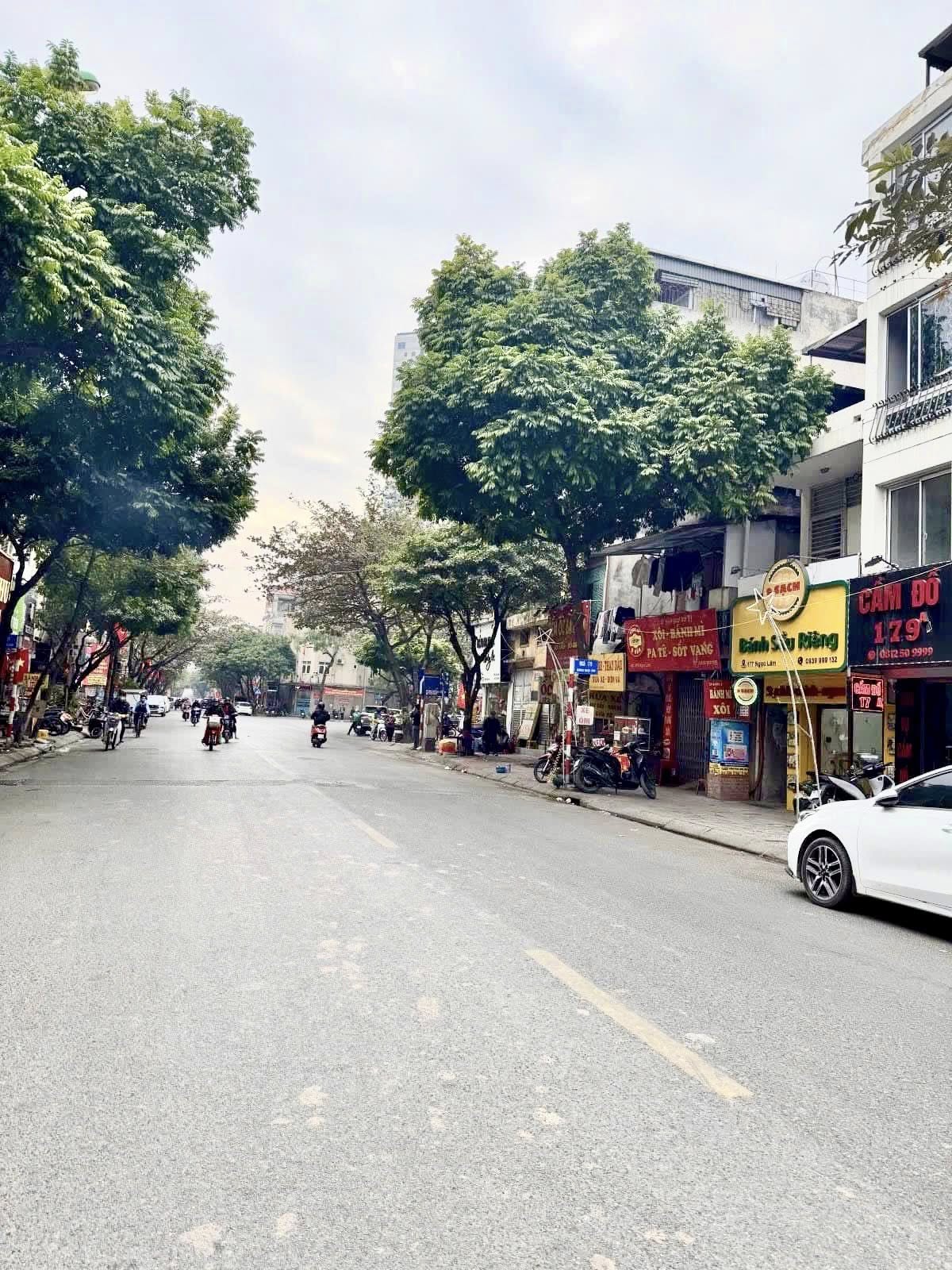 BÁN NHÀ MẶT PHỐ NGỌC LÂM 54m2 full giá 20 tỷ