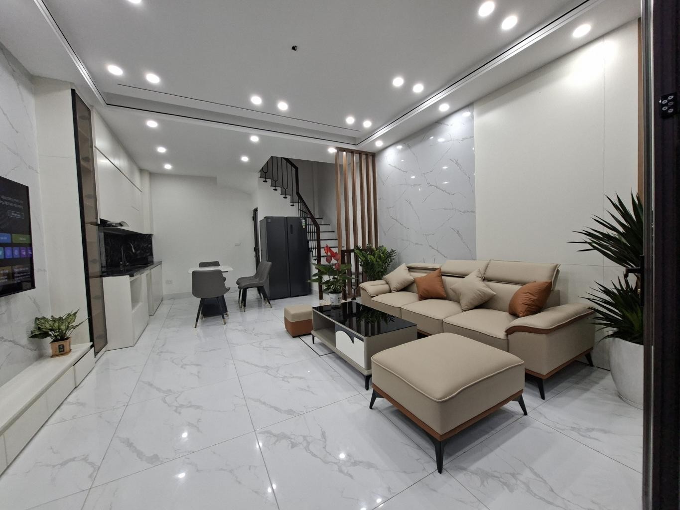 BÁN NHÀ MỚI Phố Trạm 5 TẦNG