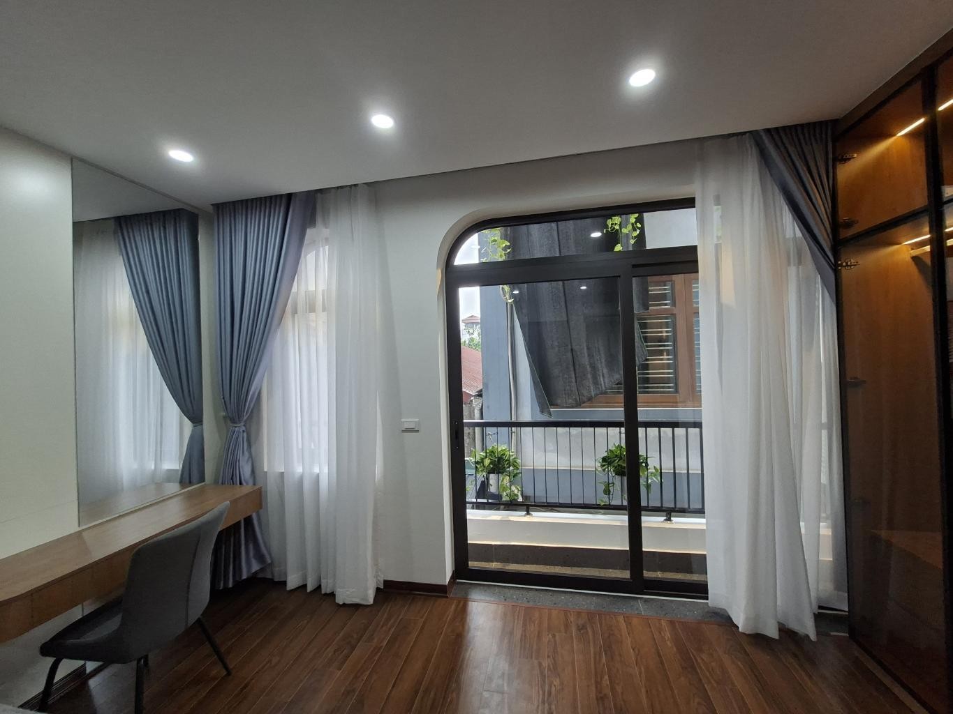 BÁN NHÀ MỚI Phố Trạm 5 TẦNG