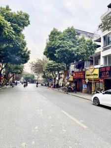 BÁN NHÀ MẶT PHỐ NGỌC LÂM 54m2 full giá 20 tỷ