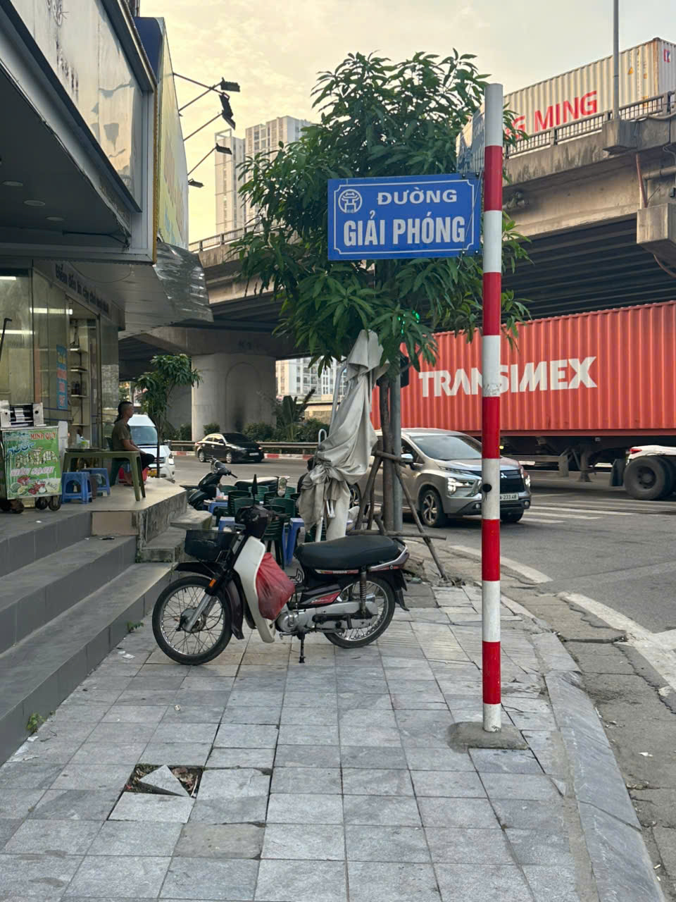 NHÀ ĐẸP GIẢI PHÓNG, NGÕ RỘNG THÊNH THANG, CÁCH PHỐ 20M, DT 35m, MT rộng, GIÁ CHỈ HƠN 3 TỶ