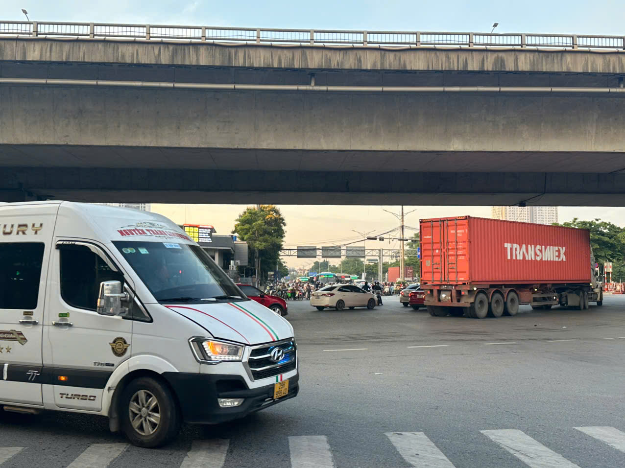 NHÀ ĐẸP GIẢI PHÓNG, NGÕ RỘNG THÊNH THANG, CÁCH PHỐ 20M, DT 35m, MT rộng, GIÁ CHỈ HƠN 3 TỶ
