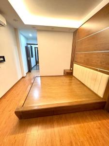 Cần giao bán nhà Long Biên