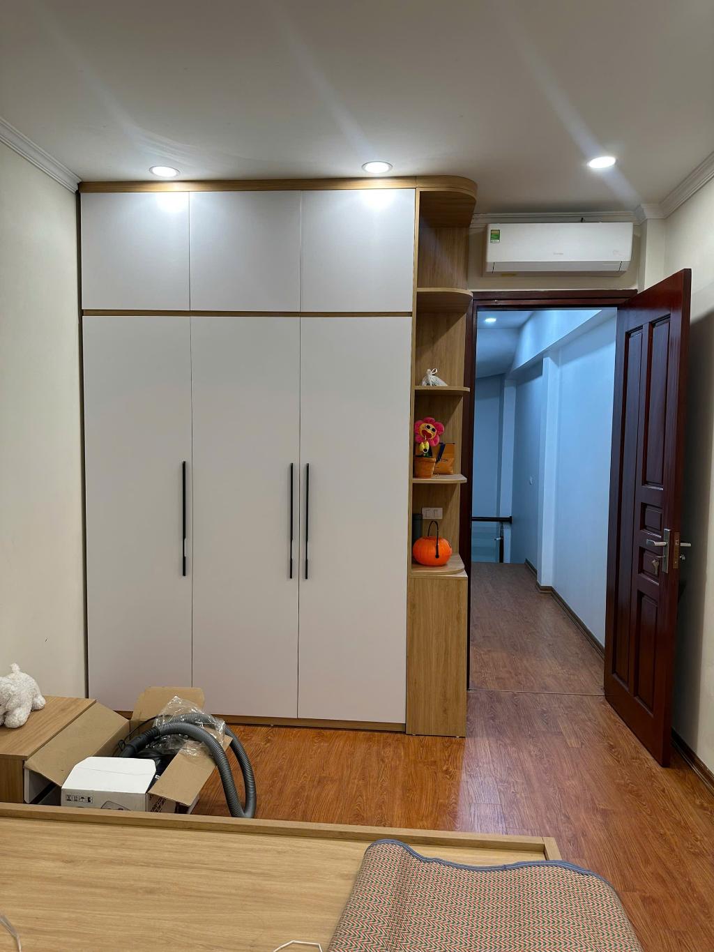 BÁN NHÀ THẠCH BÀN – 5 TẦNG – NỘI THẤT CAO CẤP – 40M² – GIÁ 7.95 TỶ