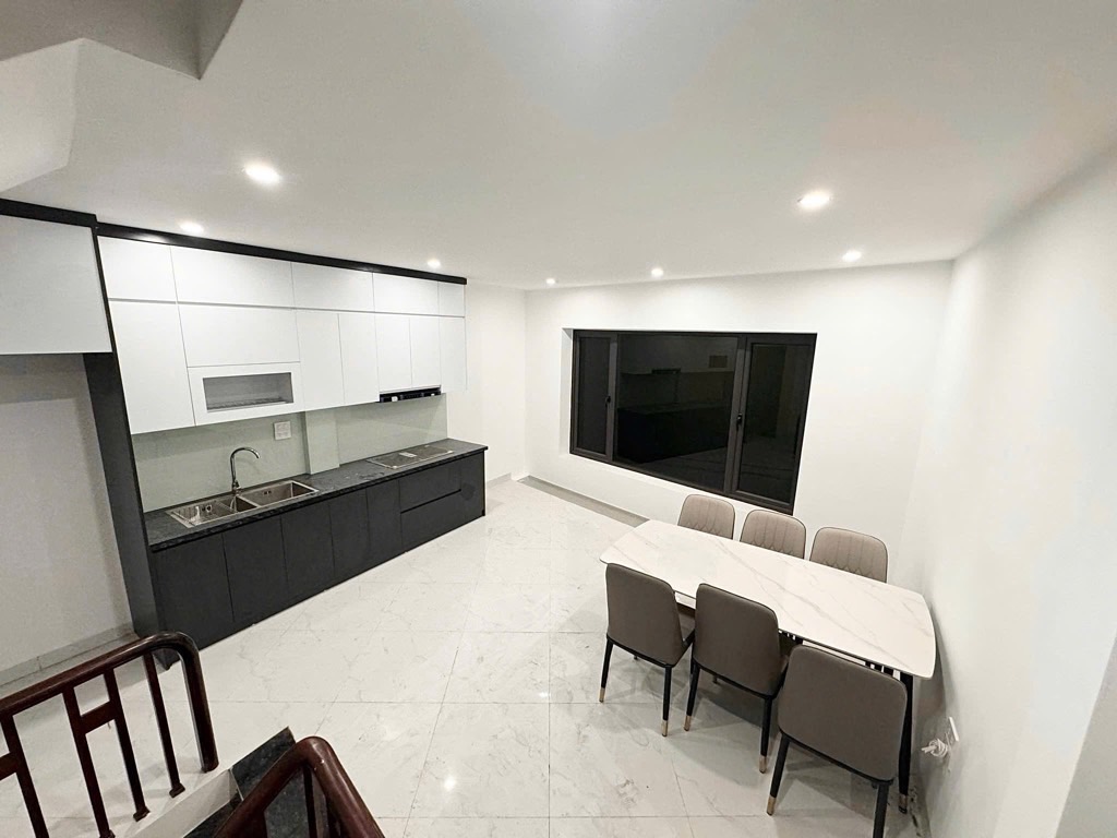 BÁN NHÀ PHÚC ĐỒNG – 30M² – 6,2 TỶ – MẶT TIỀN RỘNG 4,5M – NHÀ 6 TẦNG ĐẸP, Ô TÔ ĐỖ CỔNG