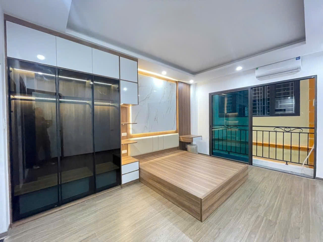 BÁN NHÀ THẠCH BÀN – 39M² – GIÁ 5.85 TỶ – MẶT TIỀN RỘNG 4.3M – FULL NỘI THẤT
