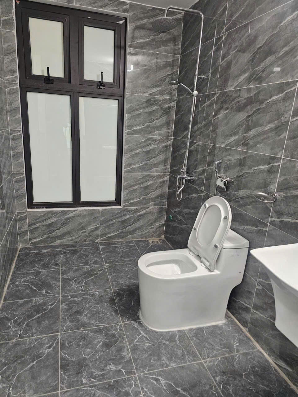 BÁN NHÀ THẠCH BÀN – 39M² – GIÁ 5.85 TỶ – MẶT TIỀN RỘNG 4.3M – FULL NỘI THẤT