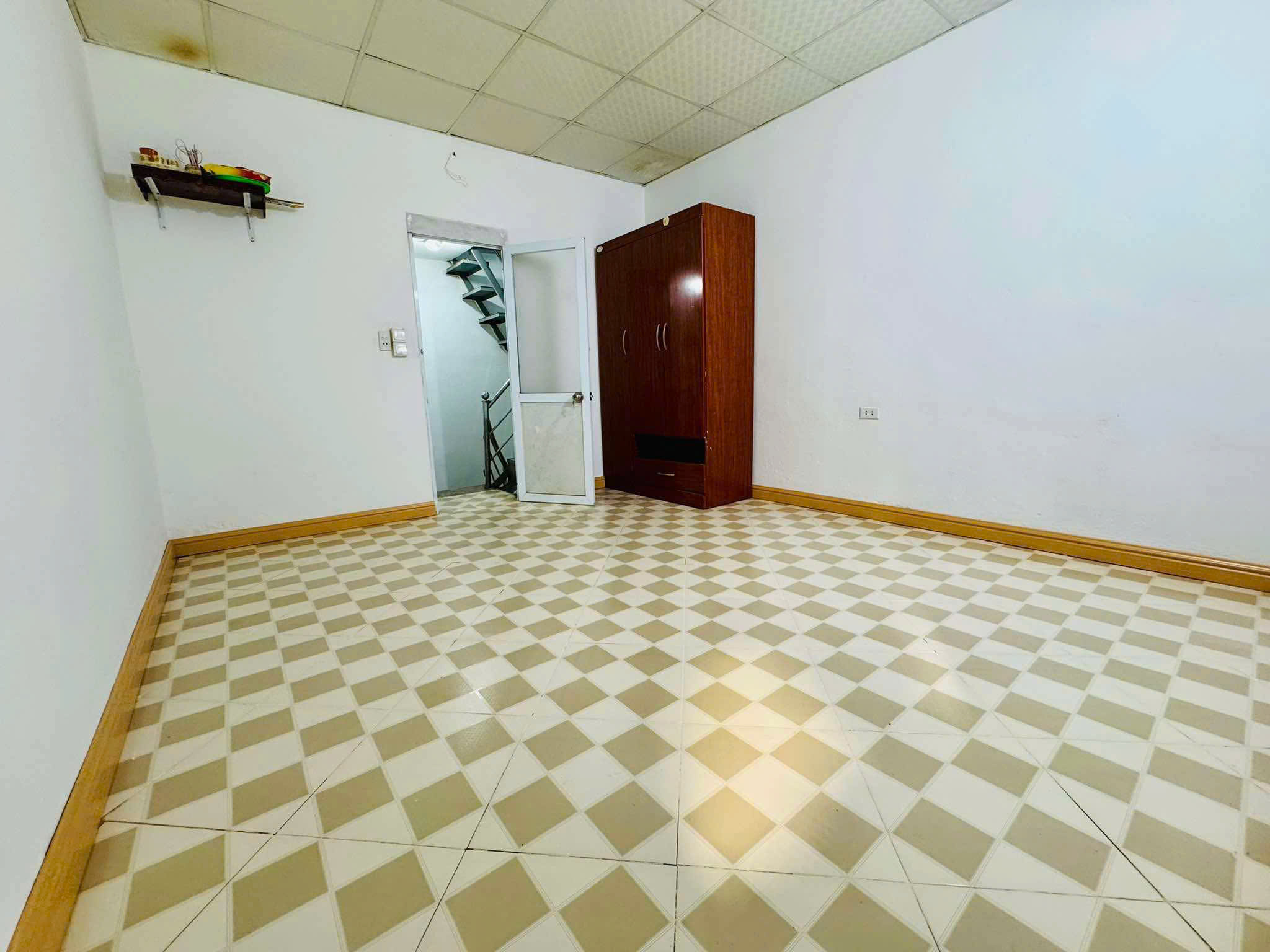 Cần bán nhà phố Bạch Mai . Dân xay chắc chắn , ngõ nông rộng thoáng 1 nhà ra phô