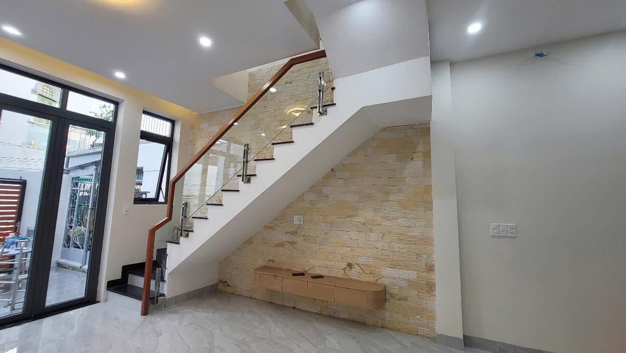 Bán nhà mặt tiền đường hàng tre quan 9