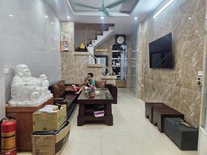 Bán nhà Trương Định, gần phố, 3 tầng, sổ đỏ chính chủ, ở ngay, 35m2, giá chào 6 tỷ 3