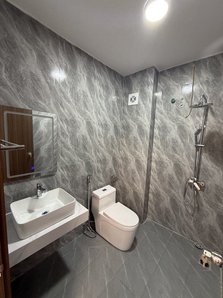 NHÀ MỚI CONG THOÁNG ÁNH SÁNG TỰ NHIÊN XUYÊN TẤT CẢ CÁC PHÒNG, THOÁNG SÁNG VĨNH VIỄN THIẾT KẾ ĐỦ CÔNG NĂNG. CÁC PHÒNG KHÉP kín