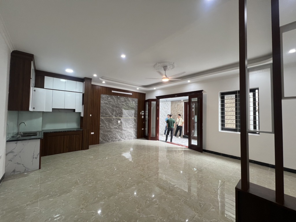 Nhà xây mới đẹp đầy đủ công năng thiết kế như sau:Tầng 1: nơi để xe + phòng khách + bếp ăn. 