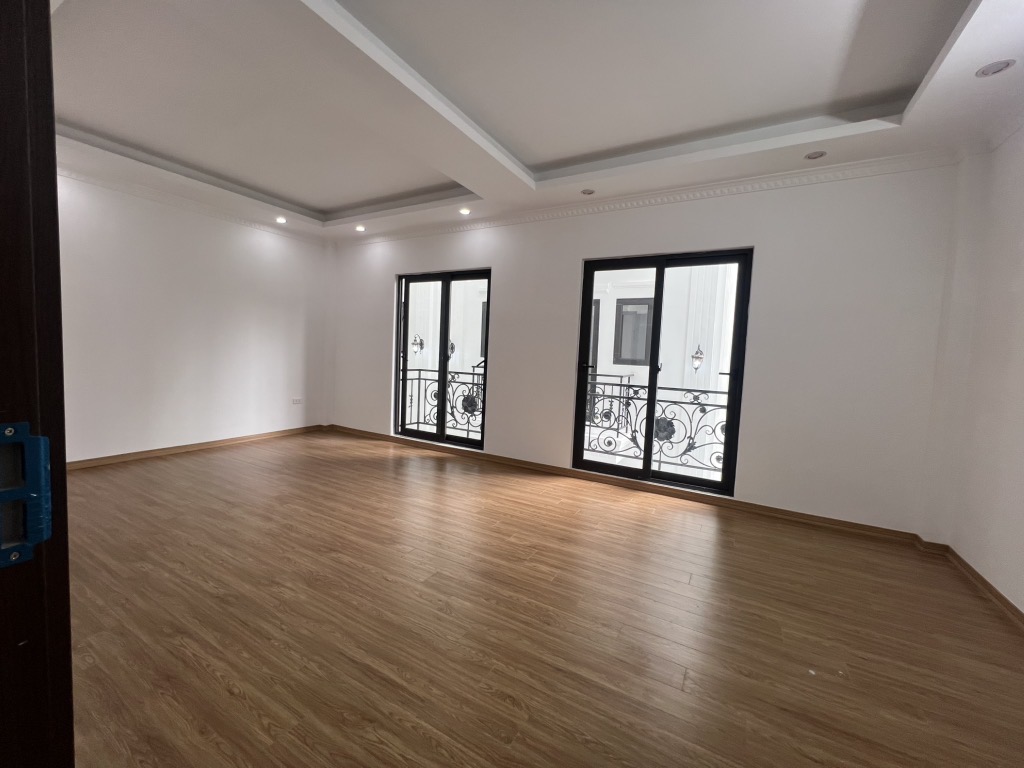 Nhà xây mới đẹp đầy đủ công năng thiết kế như sau:Tầng 1: nơi để xe + phòng khách + bếp ăn. 