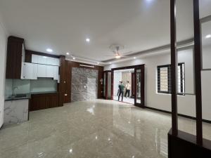 Nhà xây mới đẹp đầy đủ công năng thiết kế như sau:Tầng 1: nơi để xe + phòng khách + bếp ăn.