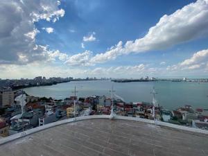 Bán nhà phố Xuân Diệu đẹp miễn bàn. diện tích 189 m2 mặt tiền khủng 9,3 m cho thuê 12.000$/tháng