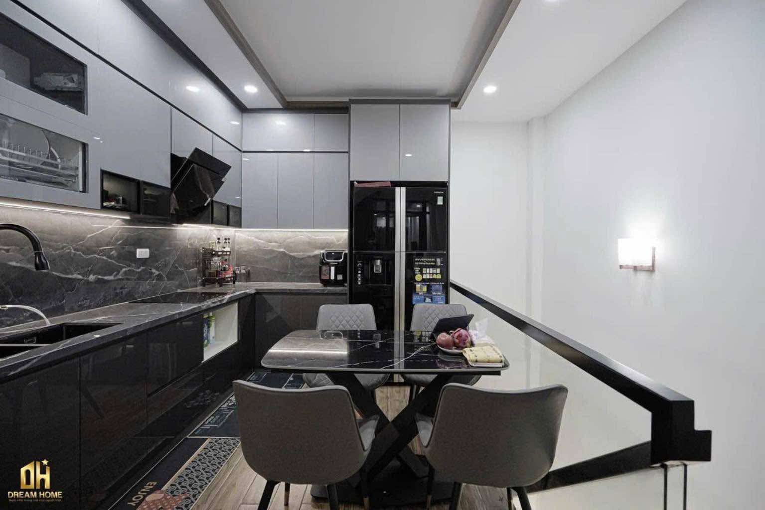 Bán nhà khu vực Hoàng Mai view hồ 43m2 x 6 tầng, mặt tiền 4.1m, gara oto