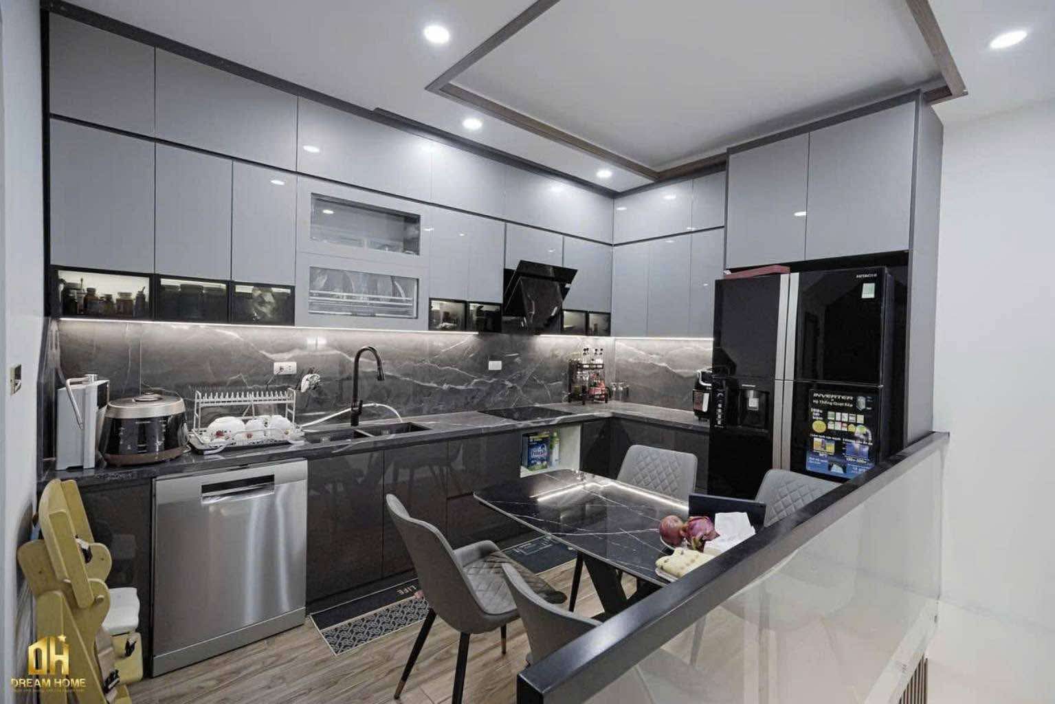 Bán nhà khu vực Hoàng Mai view hồ 43m2 x 6 tầng, mặt tiền 4.1m, gara oto