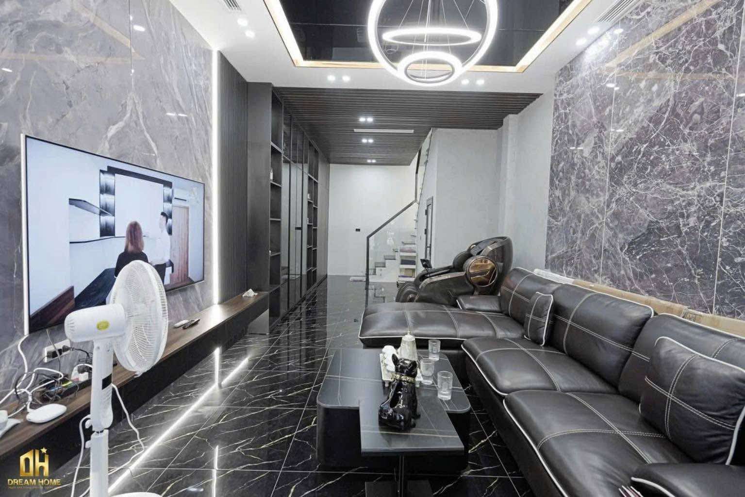 Bán nhà khu vực Hoàng Mai view hồ 43m2 x 6 tầng, mặt tiền 4.1m, gara oto