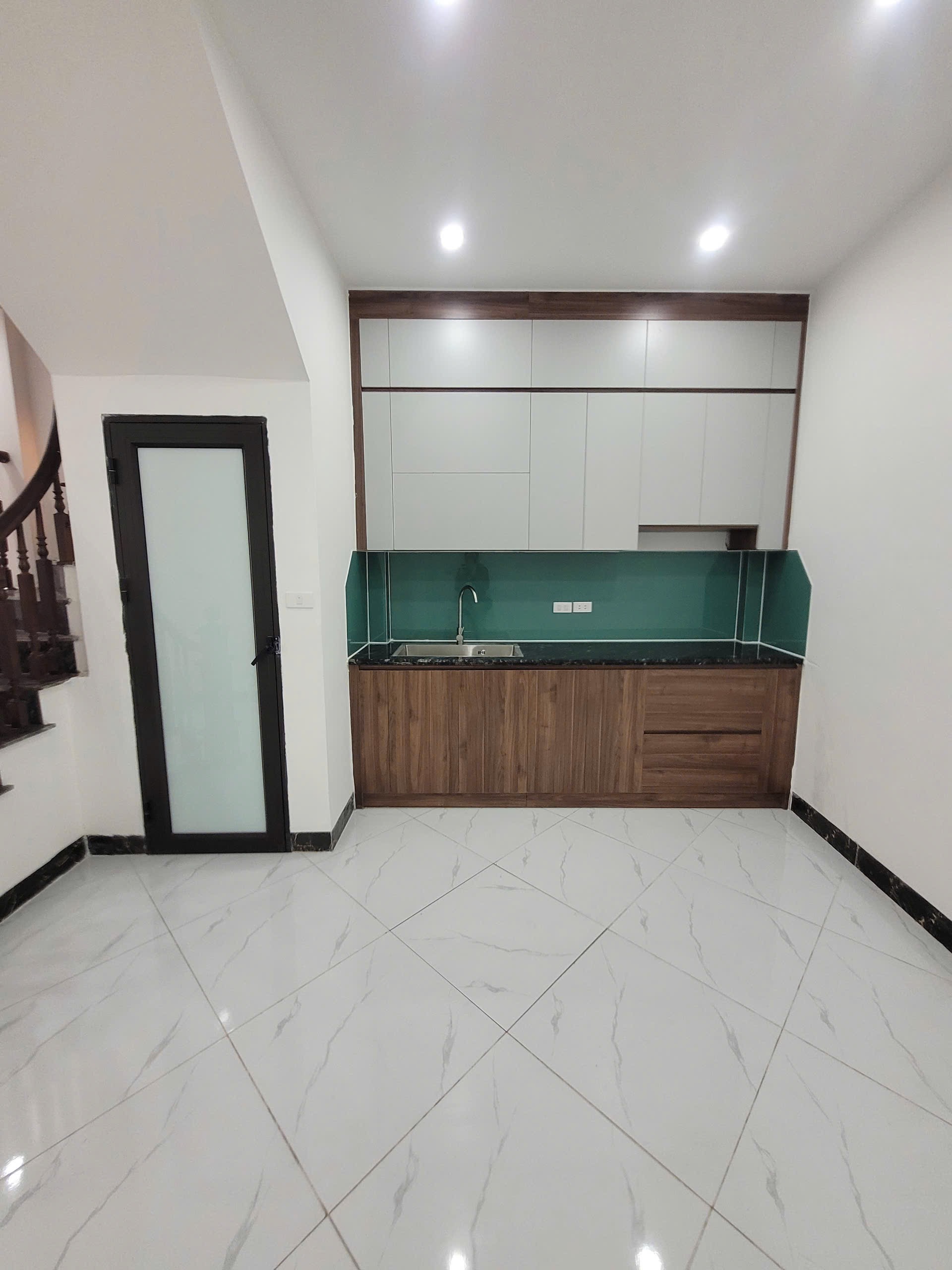 Bán nhà 5 tầng mới kính koong đón tết - ô tô lùi cửa - 15m ra ô tô tránh - full nội thất - về ở ngay