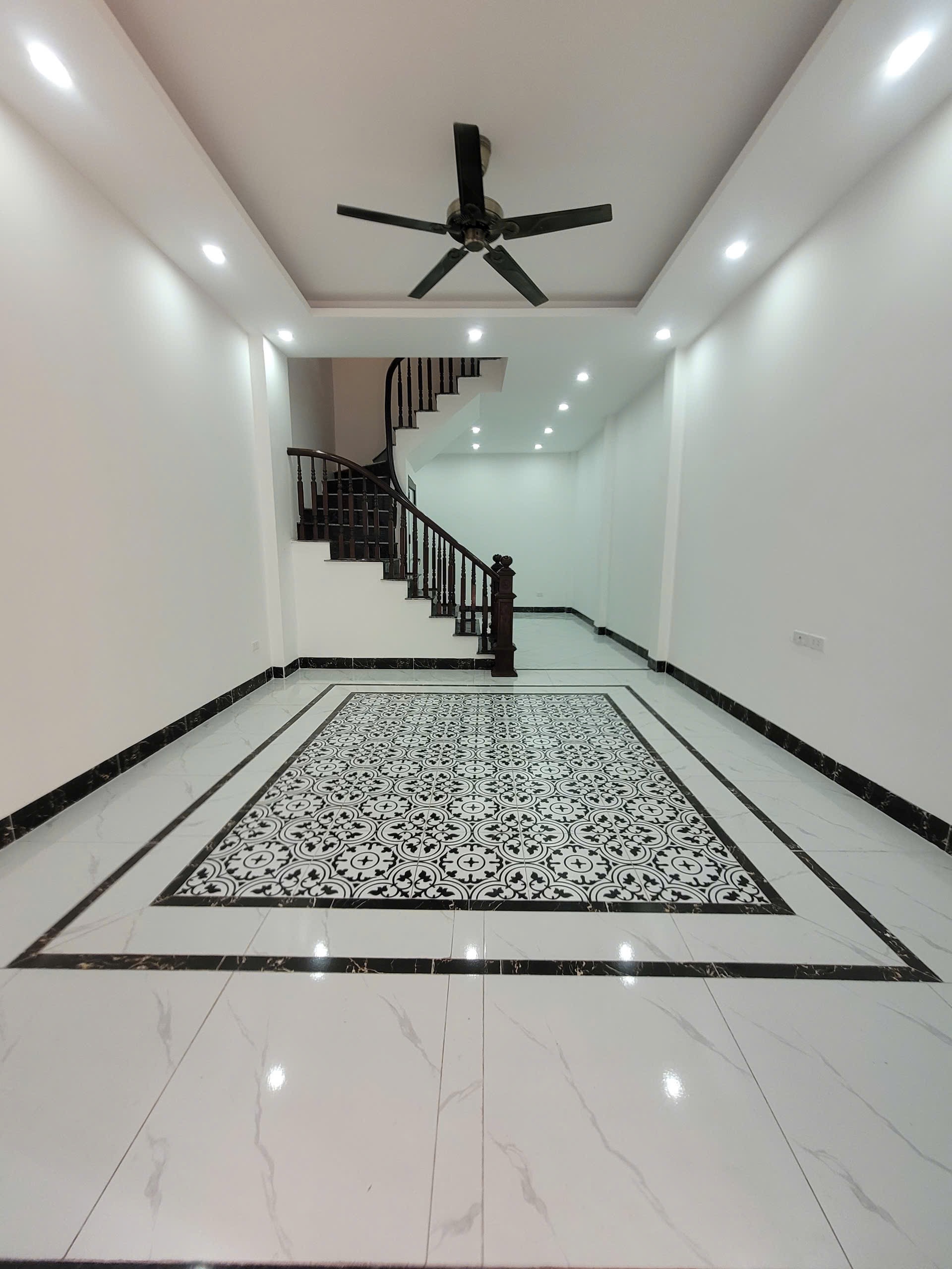 Bán nhà 5 tầng mới kính koong đón tết - ô tô lùi cửa - 15m ra ô tô tránh - full nội thất - về ở ngay