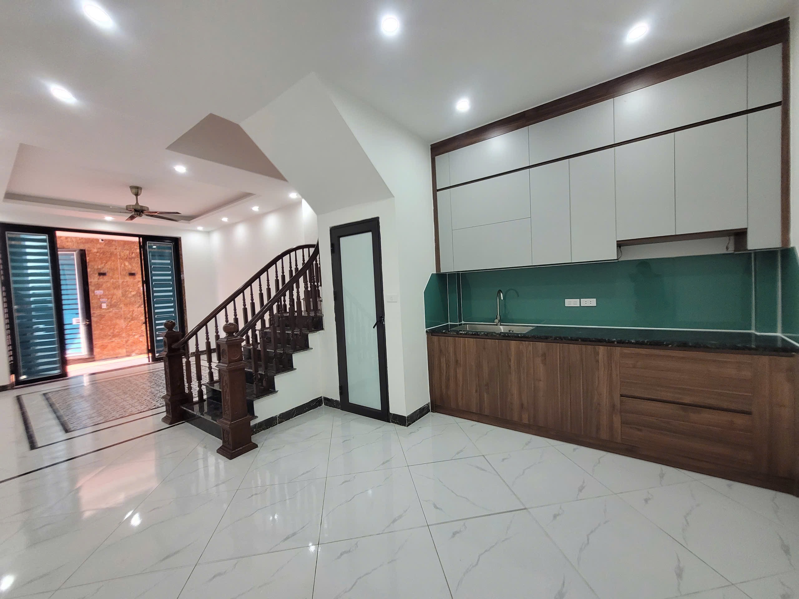 Bán nhà 5 tầng mới kính koong đón tết - ô tô lùi cửa - 15m ra ô tô tránh - full nội thất - về ở ngay