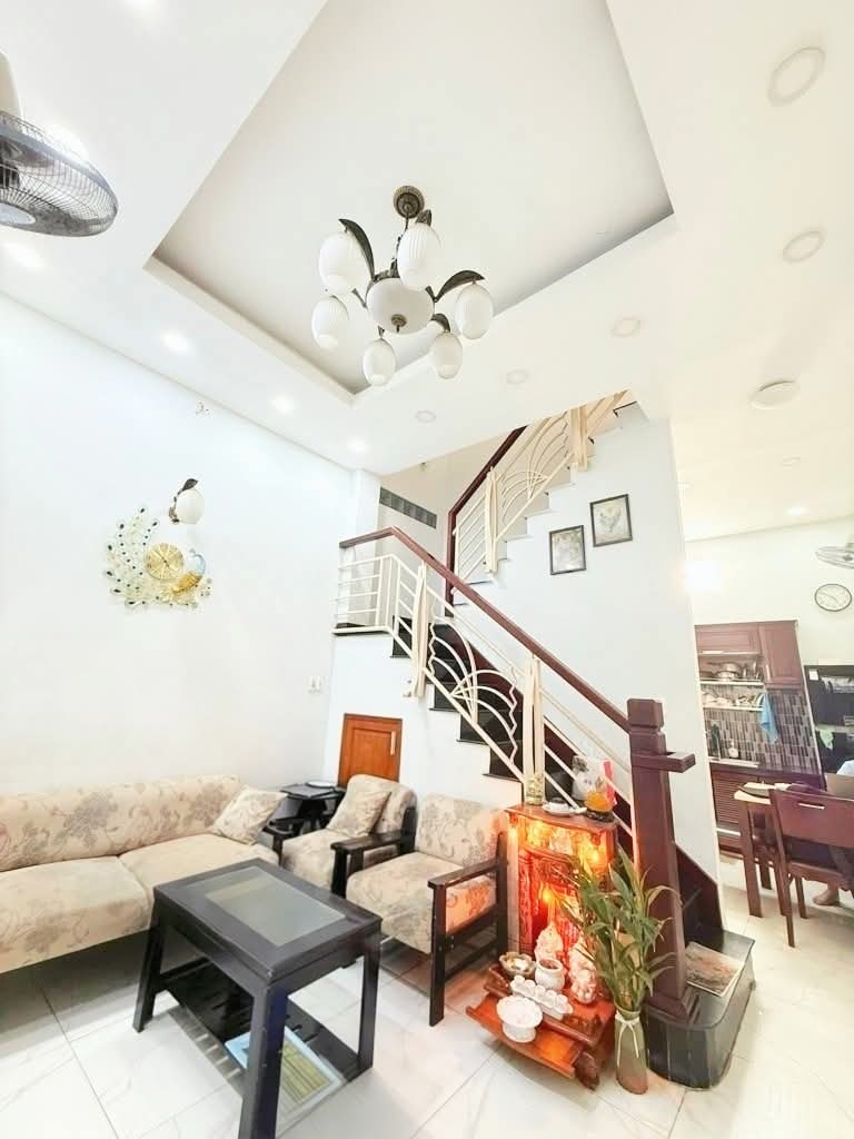 CHỦ HẠ NHIỆT 200TR CÒN 4.6 TỶ - NHÀ ĐẸP 2 TẦNG - TRUNG TÂM LINH CHIỂU, THỦ ĐỨC, NGAY TTTM VINCOM