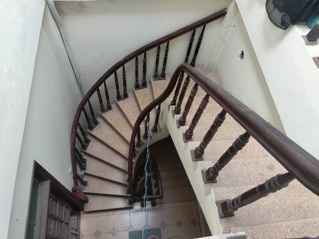 Bán nhà Hoàng Quốc Việt, trung tâm, ô tô đỗ cửa, 42m2, 15 tỷ