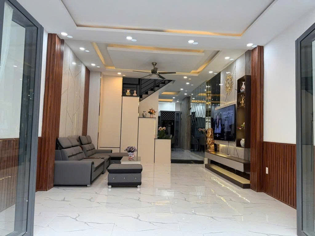 Chủ ngộp bank cần bán gấp, nhà còn mới, nội thất cao cấp, hẽm xe hơi nằm tại đường Huỳnh Tấn Phát, Phường Phú Thuận, Quận 7, HCM giá chỉ 8 tỷ