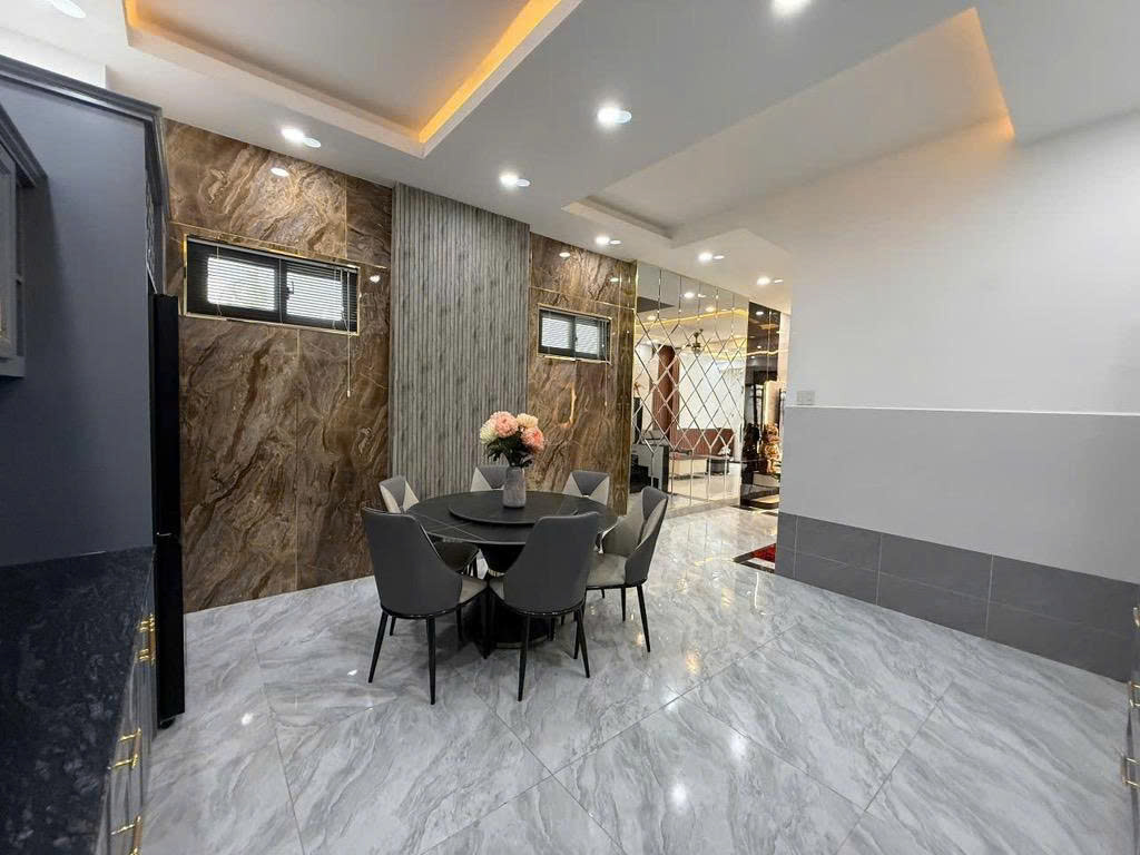 Chủ ngộp bank cần bán gấp, nhà còn mới, nội thất cao cấp, hẽm xe hơi nằm tại đường Huỳnh Tấn Phát, Phường Phú Thuận, Quận 7, HCM giá chỉ 8 tỷ