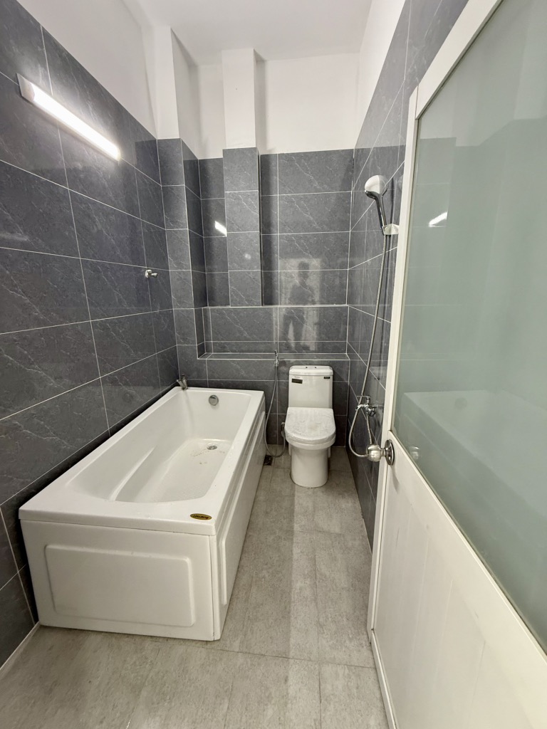 Nhà mới hẻm 8m, Nguyễn Quý Yêm, Bình Tân. DT 48m2, 4*12, 3 tầng, 3 PN. Giá 5,5 tỷ