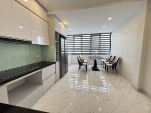 - BÁN NHÀ CHÍNH CHỦ PHỐ KHƯƠNG TRUNG- THANG MÁY- NGÕ RỘNG- TIỆN ÍCH BẠT NGÀN