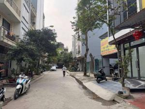 Nhà đẹp ở ngay, lô góc 2 thoáng, ngõ 3 gác tránh