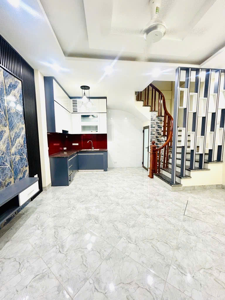 Bán nhà Lĩnh Nam 5 tầng, nhỉnh 6 tỷ