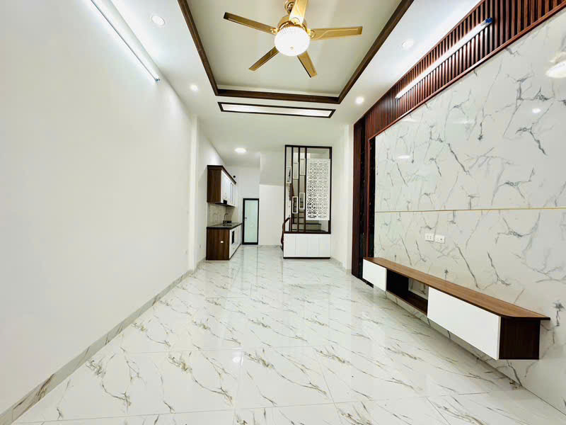Bán nhà Lĩnh Nam 5 tầng, nhỉnh 5 tỷ