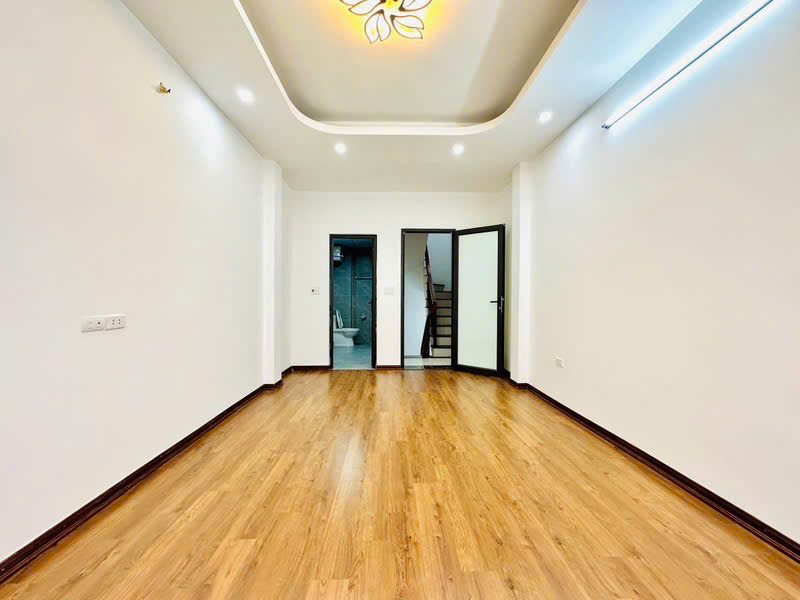 Bán nhà Lĩnh Nam 5 tầng, nhỉnh 5 tỷ
