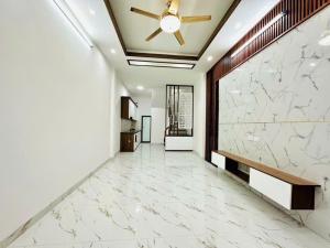 Bán nhà Lĩnh Nam 5 tầng, nhỉnh 5 tỷ