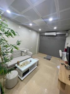 Bán nhà tập thể phố Bạch Mai - nhỉnh 2 tỷ - ngõ ô tô tránh