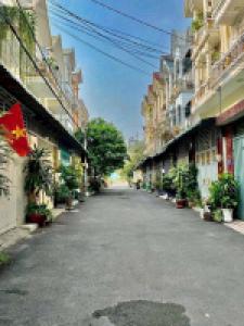 Bán nhà mặt tiền ngay cầu Phú Long, Q12
