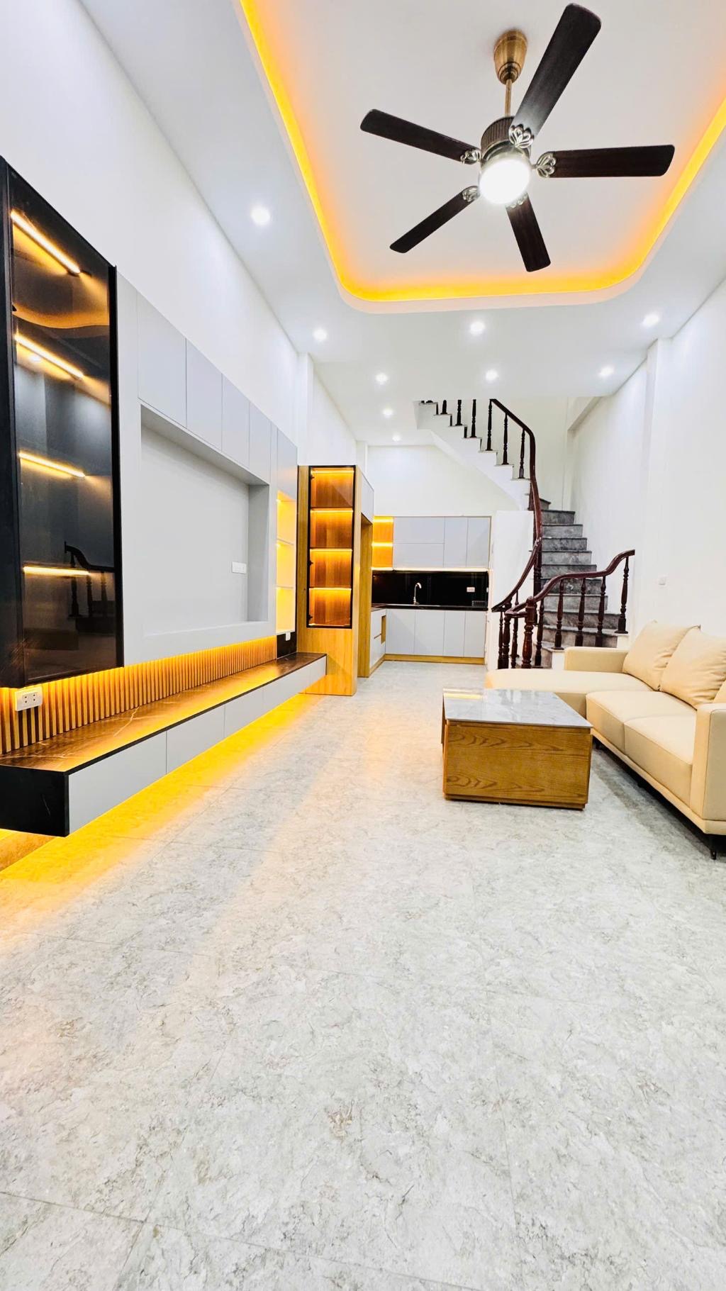 Kế bên khương Hạ, sẵn NHÀ Ở NGAY DT 40m, 5 tầng giá Nhỉnh 8,5 tỷ ( có thương lượng). gọi ngay em Long 0969557061