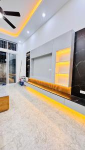 Kế bên khương Hạ, sẵn NHÀ Ở NGAY DT 40m, 5 tầng giá Nhỉnh 8,5 tỷ ( có thương lượng). gọi ngay em Long 0969557061