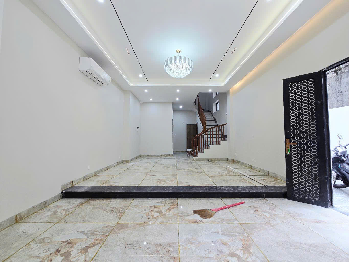 NHÀ MỚI - GẦN PHỐ SÀI ĐỒNG, NGAY CẠNH HỒ ĐIỀU HÒA- CÁCH Ô TÔ 15M - TIỆN ÍCH ĐẦY ĐỦ - 6PN KHÉP KÍN