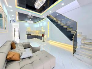 NHÀ ĐẸP CĂN GÓC RẤT THOÁNG - 1 LẦU,, HOÀN THIỆN MỚI 100% - MẶT TIỀN KINH DOANH - HẺM 4M CAO RÁO KO NGẬP - HẺM THÔNG RA CHỢ PHÚ XUÂN - KẾ BÊN Q7 - NHỈNH 4 TỶ