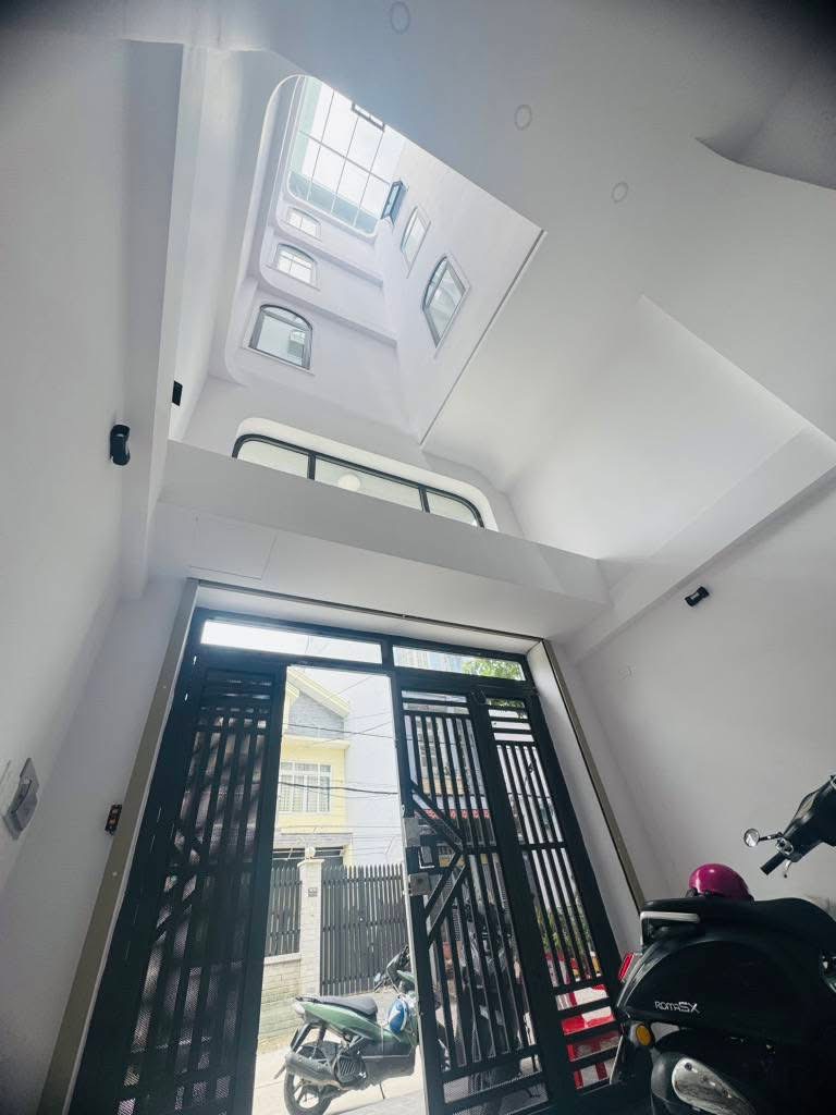 BÁN NHÀ NGUYỄN SƠN - TÂN PHÚ - SÁT MẶT TIỀN - ĐƯỜNG 10M - DT 4m x 18m - XE HƠI NGỦ TRONG NHÀ - 6 TẦNG 7 PN - THANG MÁY - TT MUA BÁN SẦM UẤT TIỆN KINH DOANH - MỞ VP CTY - GIÁ CHỈ 13,5 TỶ TL