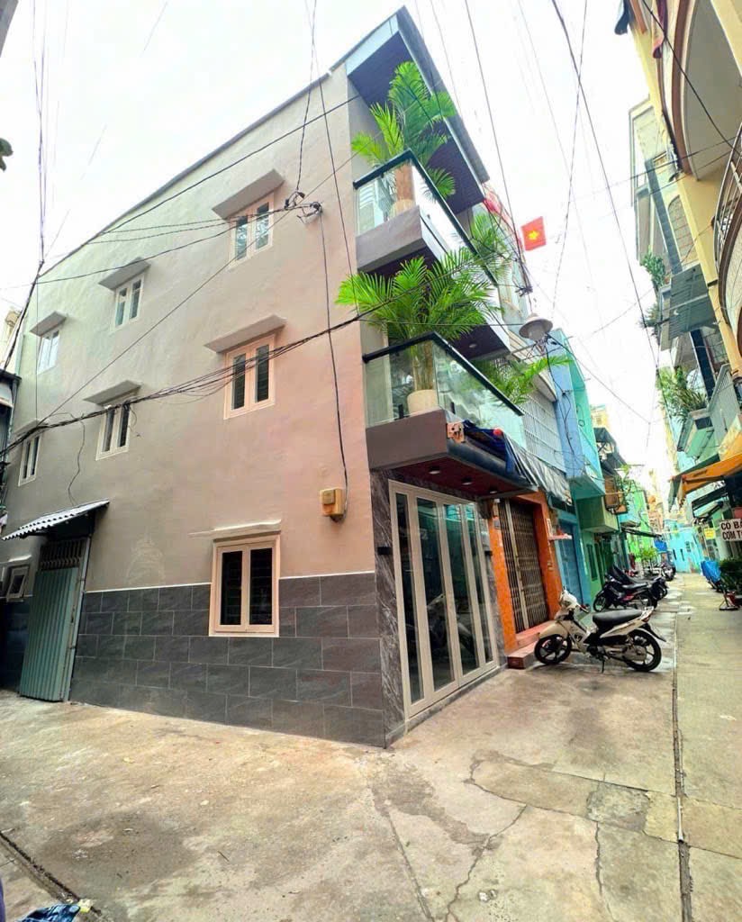 BÁN NHÀ QUẬN 11 - 3 TẦNG MỚI ĐẸP - NGAY TRUNG TÂM CHỢ THIẾC - 4PN - NHỈNH 4 TỶ CÒN TL