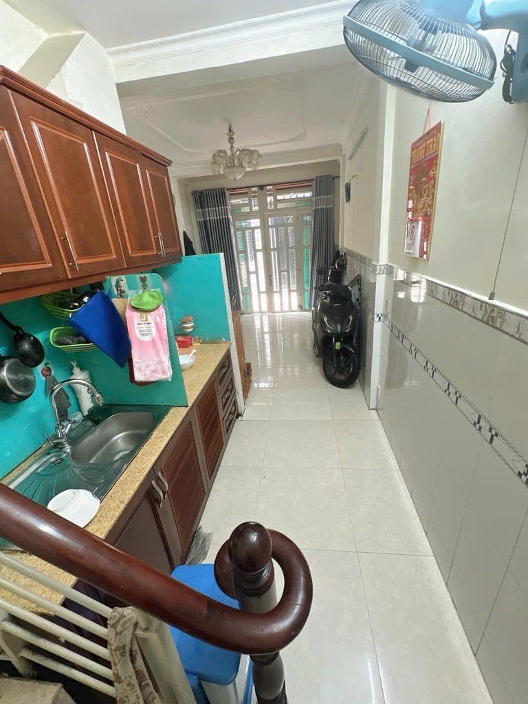 Bán nhà Đoàn văn Bơ; 24m2; 3 tầng; 2PN; 5 phút đến quận 1; sổ hồng hoàn công